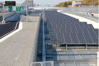 高速道路区域に設置された太陽光発電パネル（名二環）