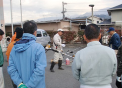 浮島地区の方から草刈作業の説明